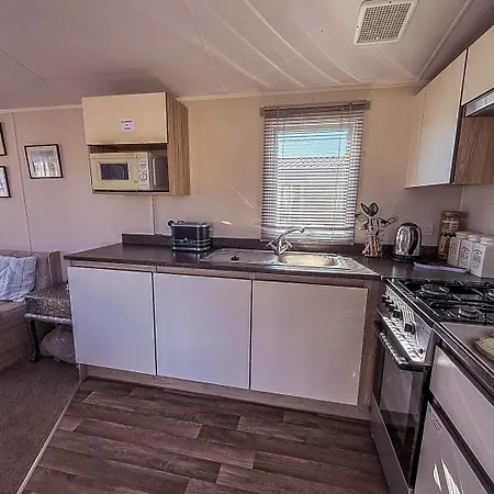 Lovely 6 Berth Caravan With Side Decking On Pakefield Holiday Park Ref 68032B Лоустофт Экстерьер фото