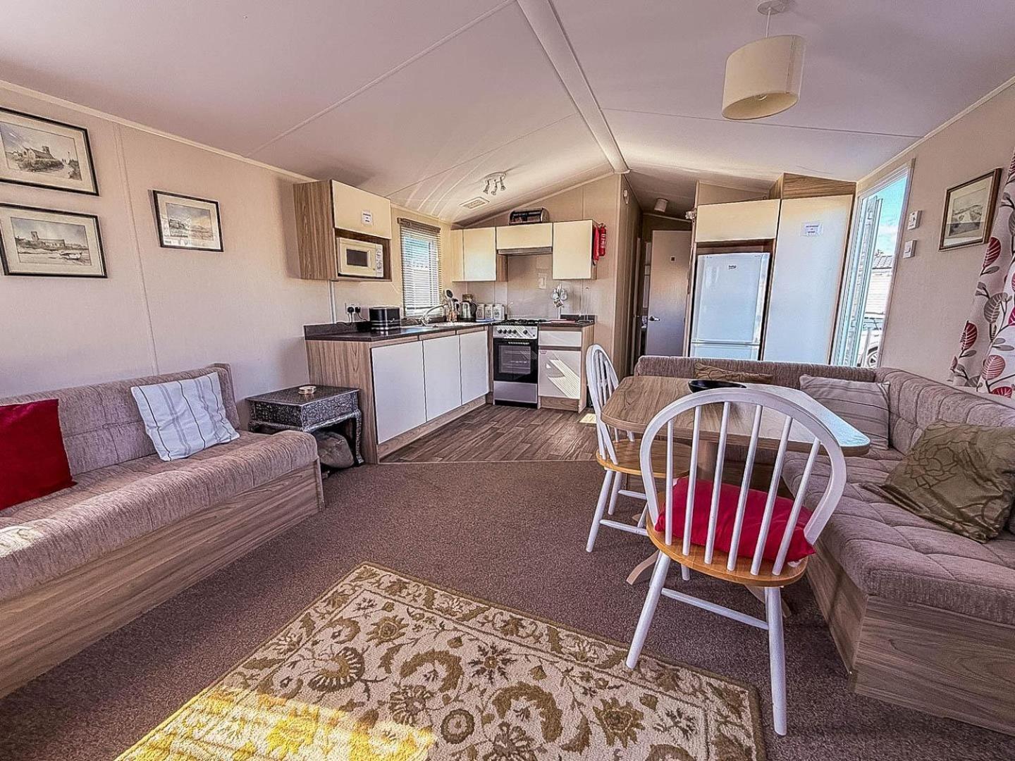 Lovely 6 Berth Caravan With Side Decking On Pakefield Ref 68032b Lowestoft