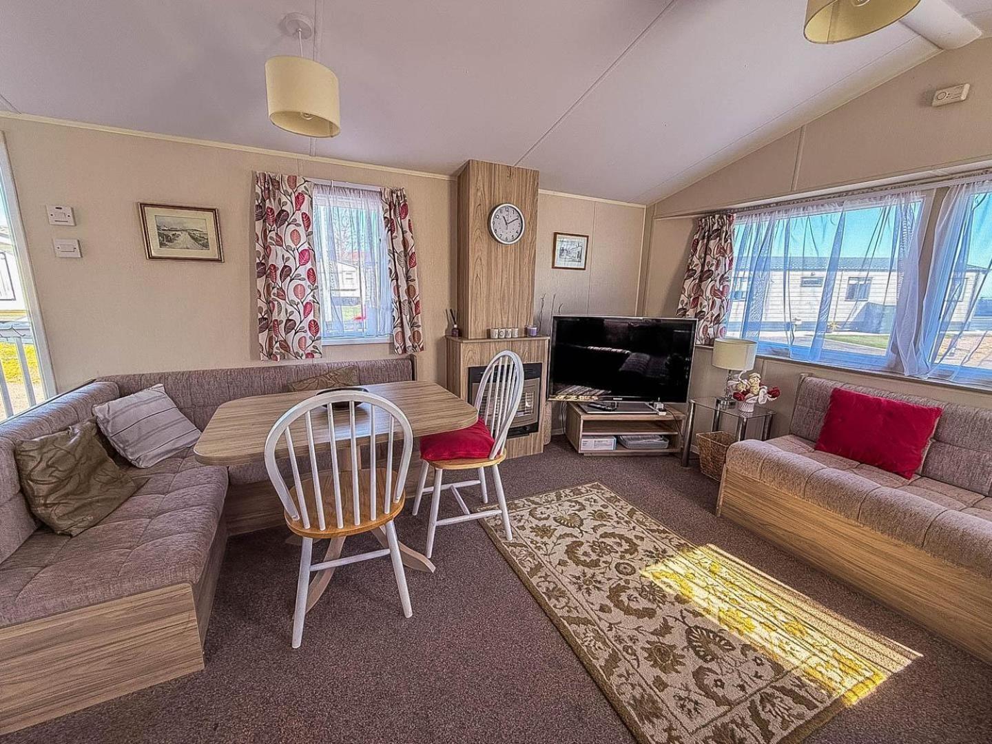 Lovely 6 Berth Caravan With Side Decking On Pakefield Ref 68032b * Lowestoft